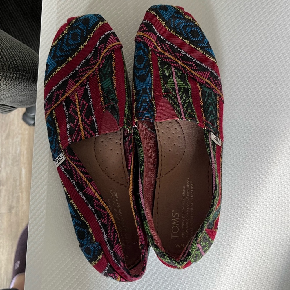 TOMS Red & Blue Guatemalan Aztec Print Canvas Classics size 9.5